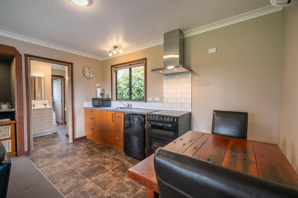 Te Anau Cottage Экстерьер фото
